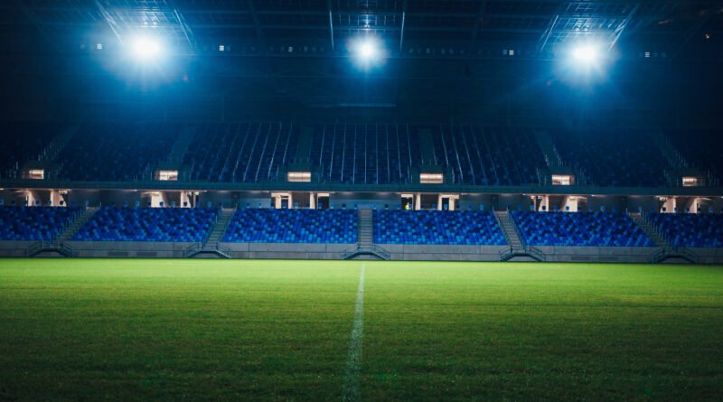 Julián Álvarez: estadio de fútbol iluminado de noche