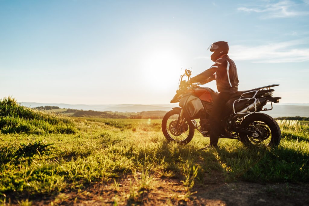 Kawasaki KLE 500: motociclista con casco en una moto adventure al atardecer