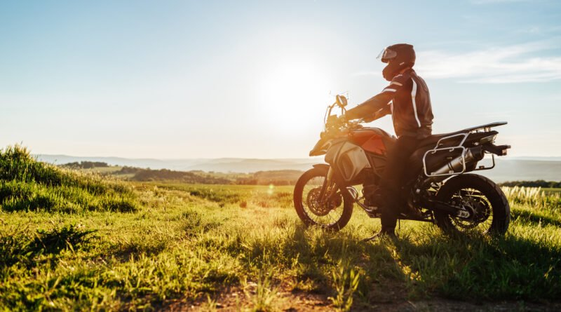 Kawasaki KLE 500: motociclista con casco en una moto adventure al atardecer