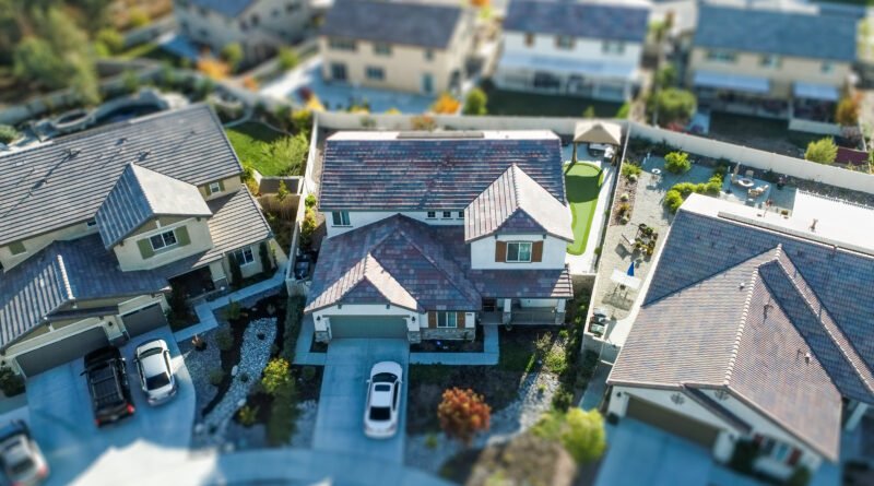 Kicillof y Milei: vista aérea de un barrio del Conurbano bonaerense