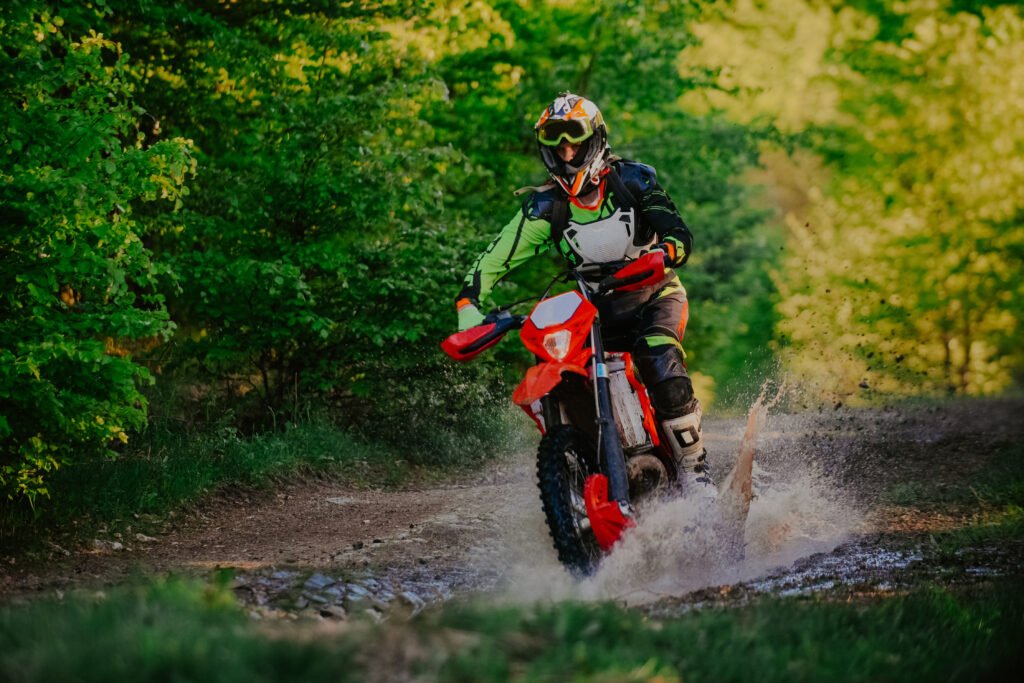 ktm 390 2026 en un camino off road