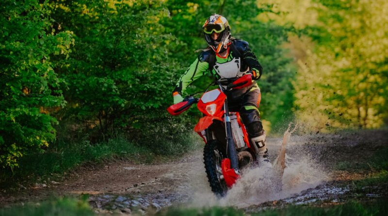 ktm 390 2026 en un camino off road
