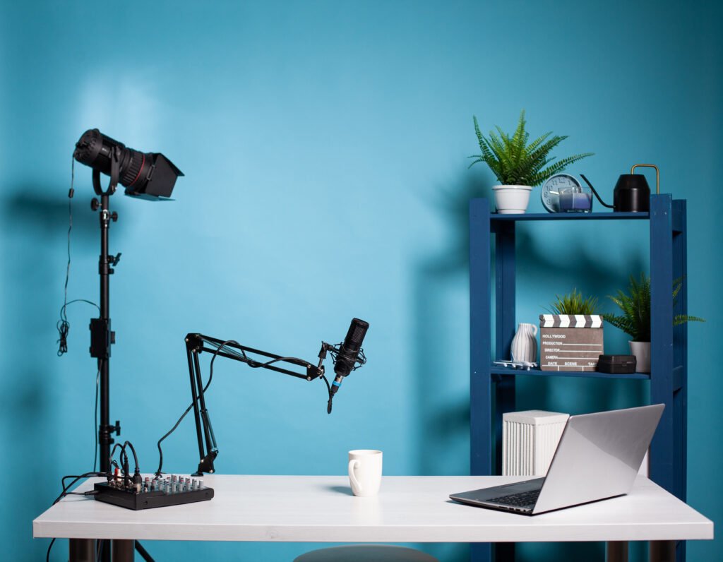 La Joaqui y Luck Ra: estudio de streaming con micrófono, sin rostros