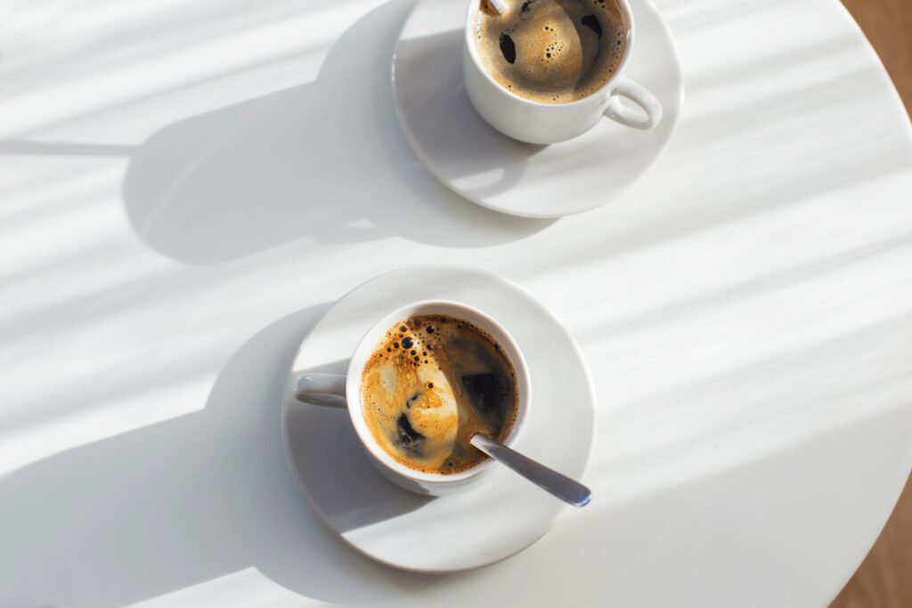 La Joaqui y Luck Ra: dos tazas de café sobre una mesa, ambiente