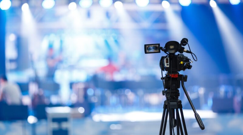 La Noche de Mirtha: cámara de televisión en una sala de espectáculos