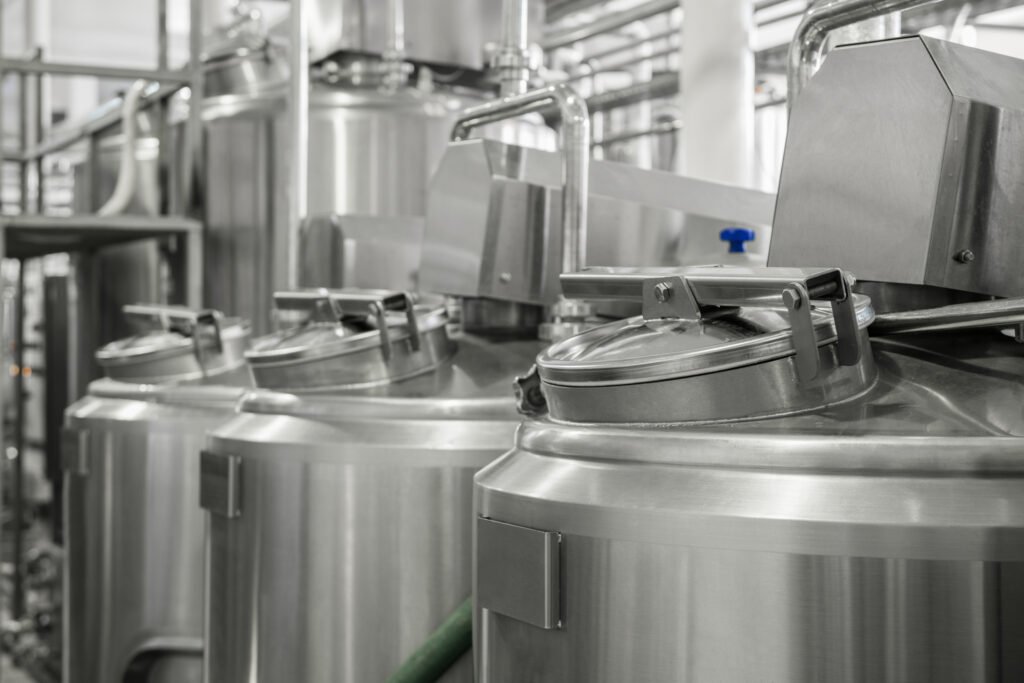 Lácteos Verónica: tanques de acero en una planta láctea