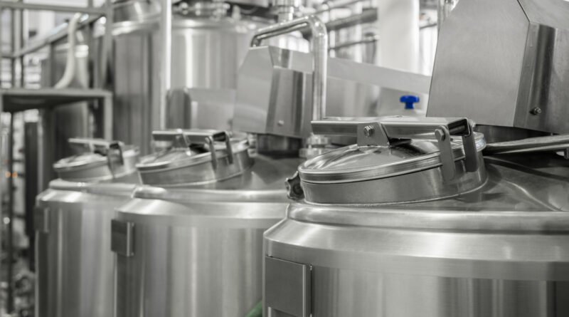Lácteos Verónica: tanques de acero en una planta láctea