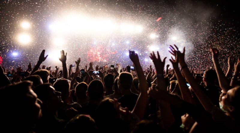 Lali en River: luces de escenario y confeti en un recital nocturno