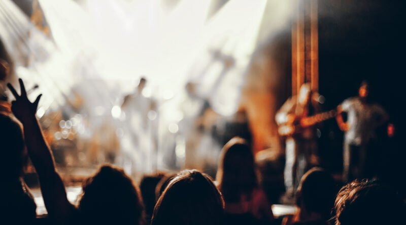 Lali Espósito: siluetas del público frente a las luces de un escenario de recital