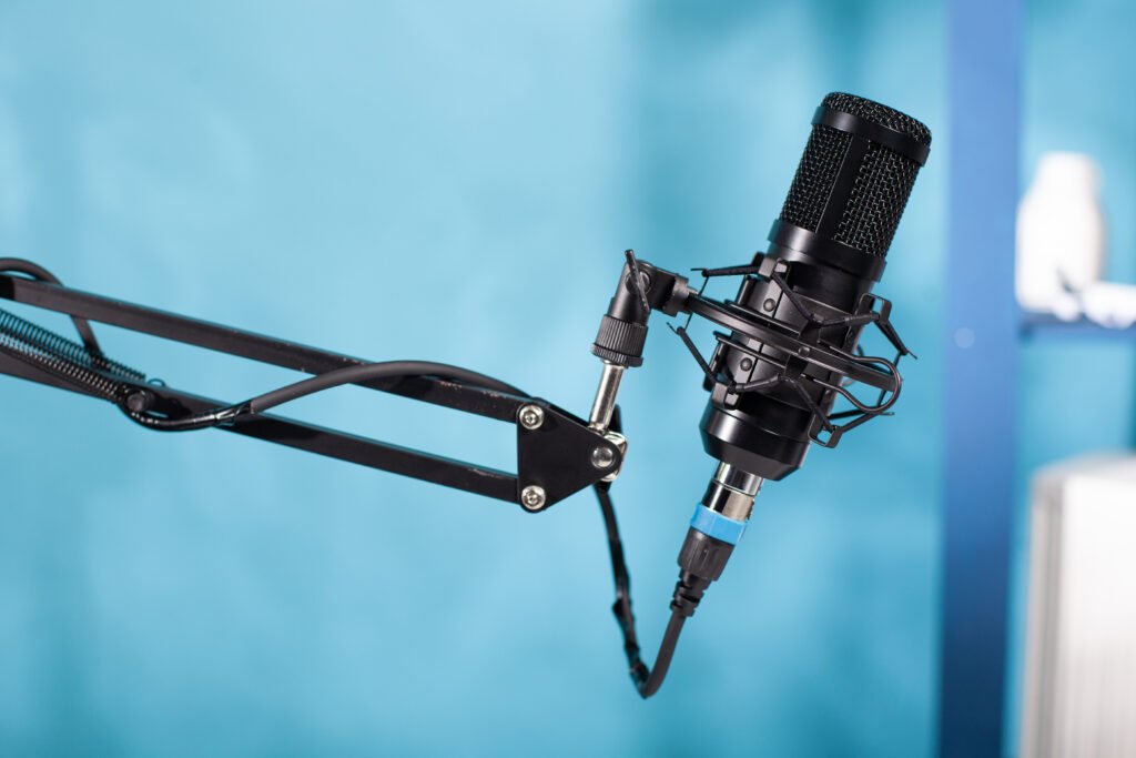 Lali Espósito: micrófono profesional en un estudio de streaming