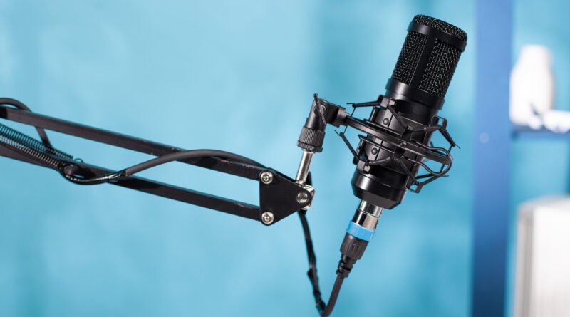 Lali Espósito: micrófono profesional en un estudio de streaming