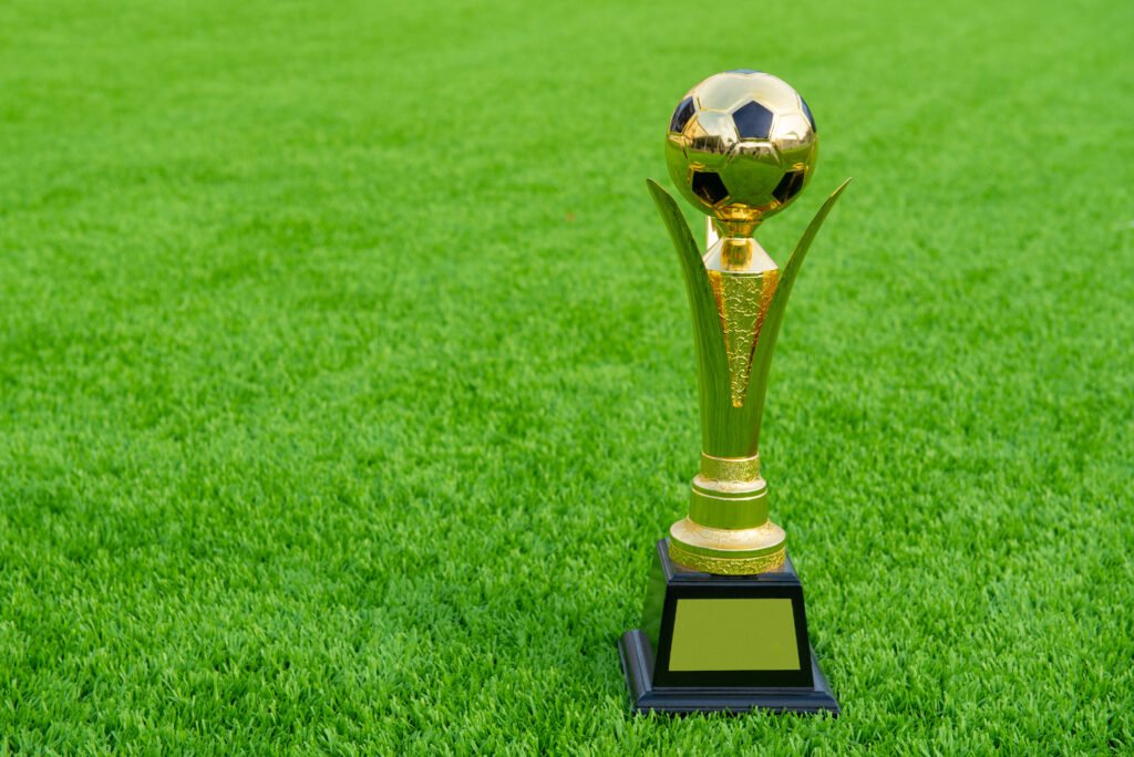 Las Leonas campeonas: trofeos dorados sobre el césped de una cancha