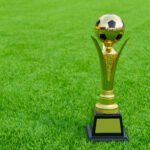 Las Leonas campeonas: trofeos dorados sobre el césped de una cancha