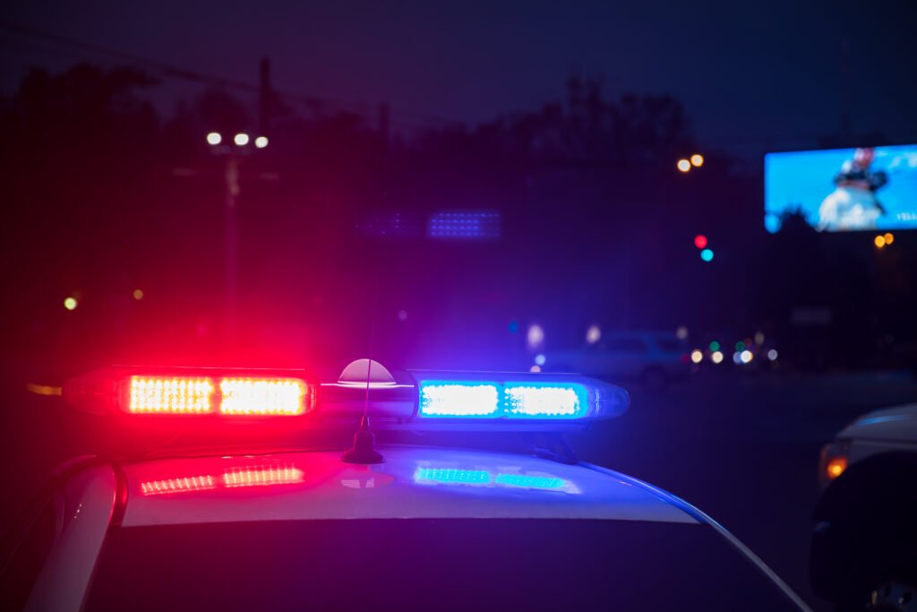 lavado narco: patrullero de policía con luces encendidas durante la noche