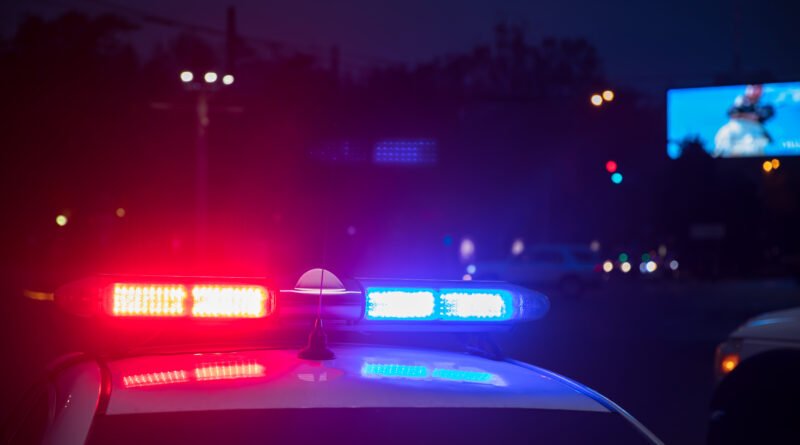 lavado narco: patrullero de policía con luces encendidas durante la noche