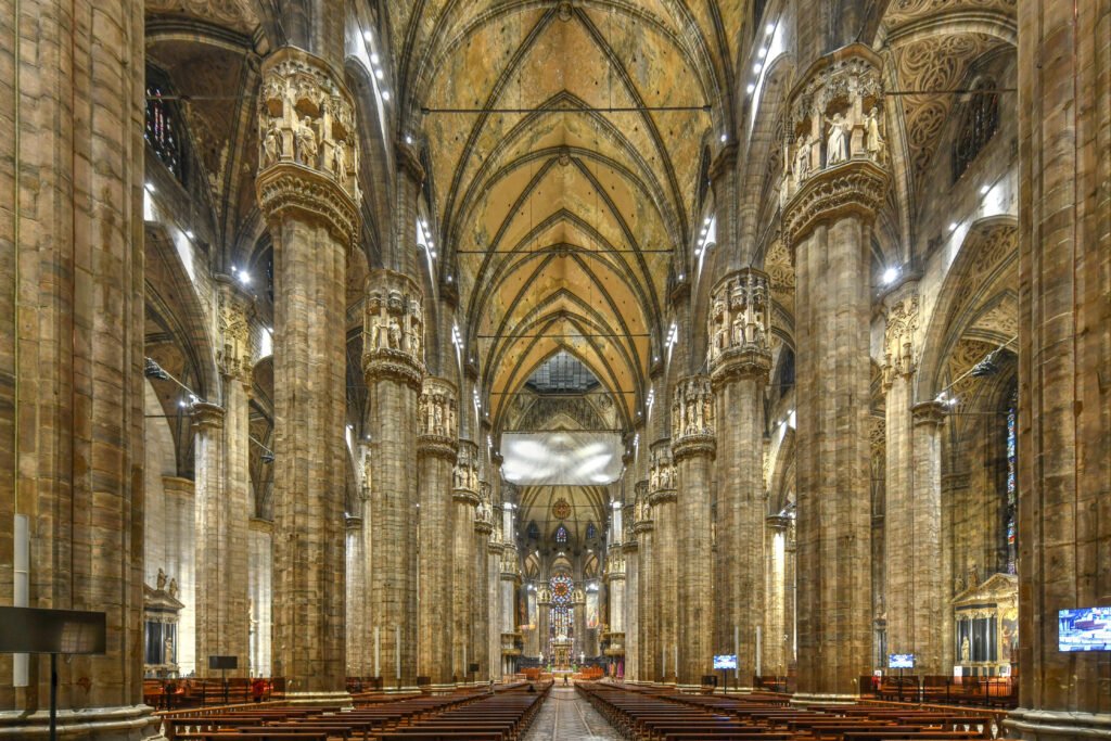 León XIV: fachada de una catedral al atardecer