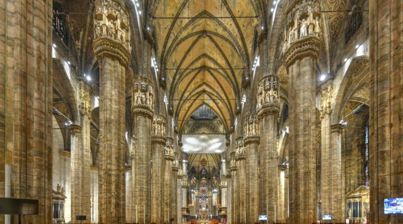 León XIV: fachada de una catedral al atardecer