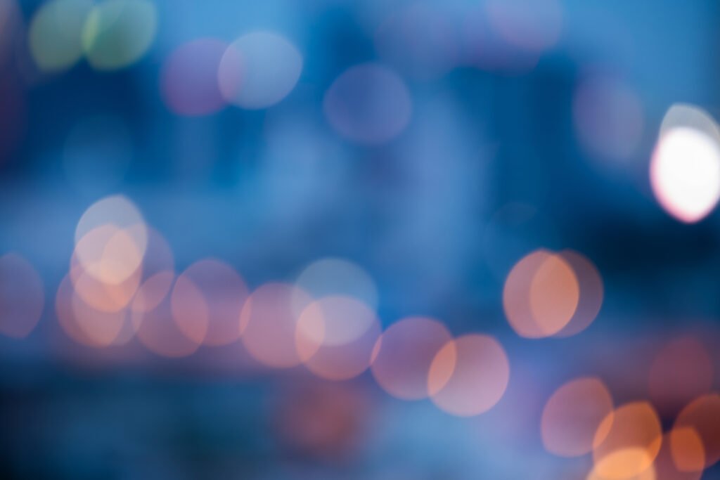 L-Gante y Wanda Nara: luces de neón de una calle de noche con bokeh