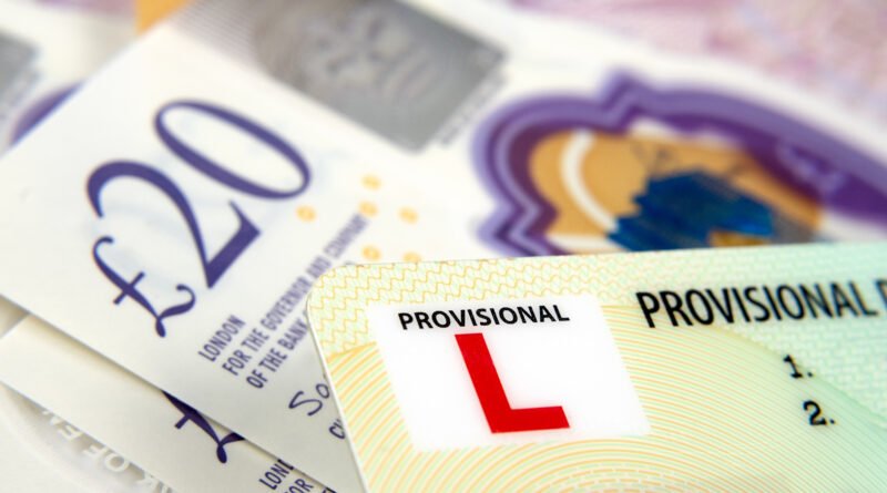 licencias truchas: carnet de conducir junto a billetes