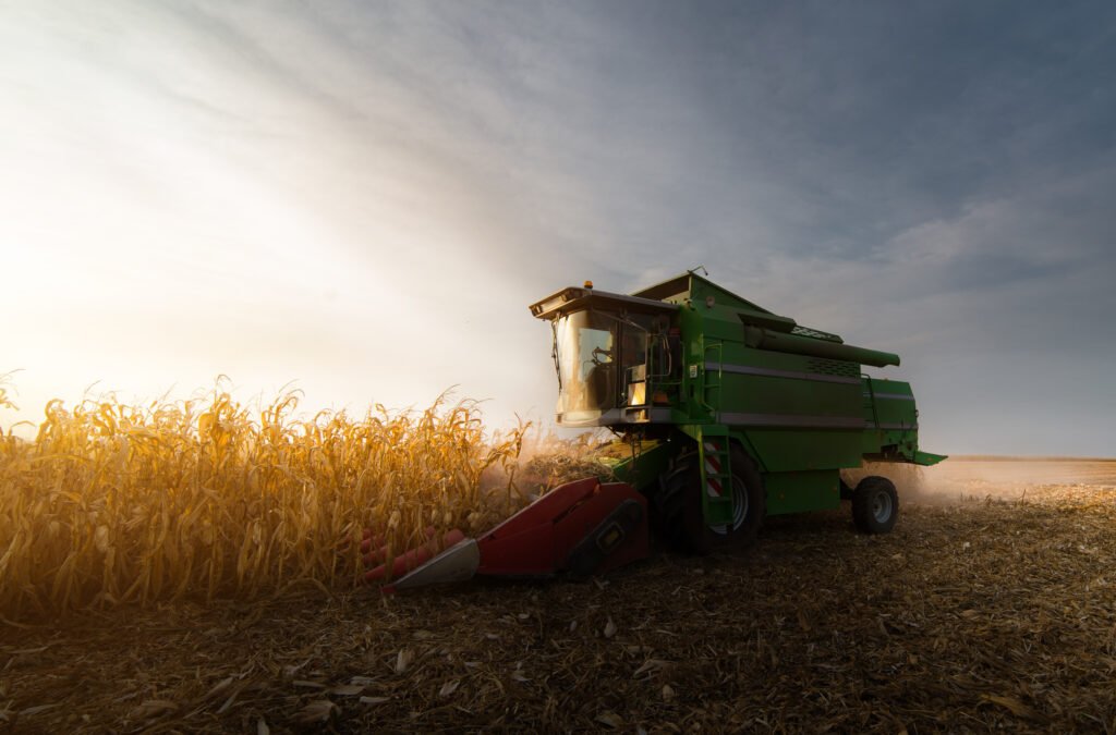 liquidación del agro: cosechadora trabajando en un campo de granos