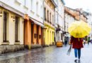 lluvias en el AMBA: persona con paraguas caminando bajo la lluvia en la calle