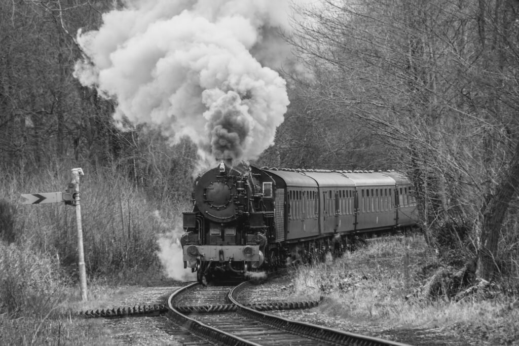 locomotora centenaria: vieja locomotora a vapor en marcha sobre las vías