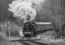 locomotora centenaria: vieja locomotora a vapor en marcha sobre las vías