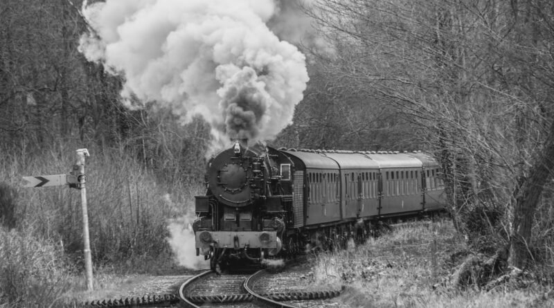 locomotora centenaria: vieja locomotora a vapor en marcha sobre las vías