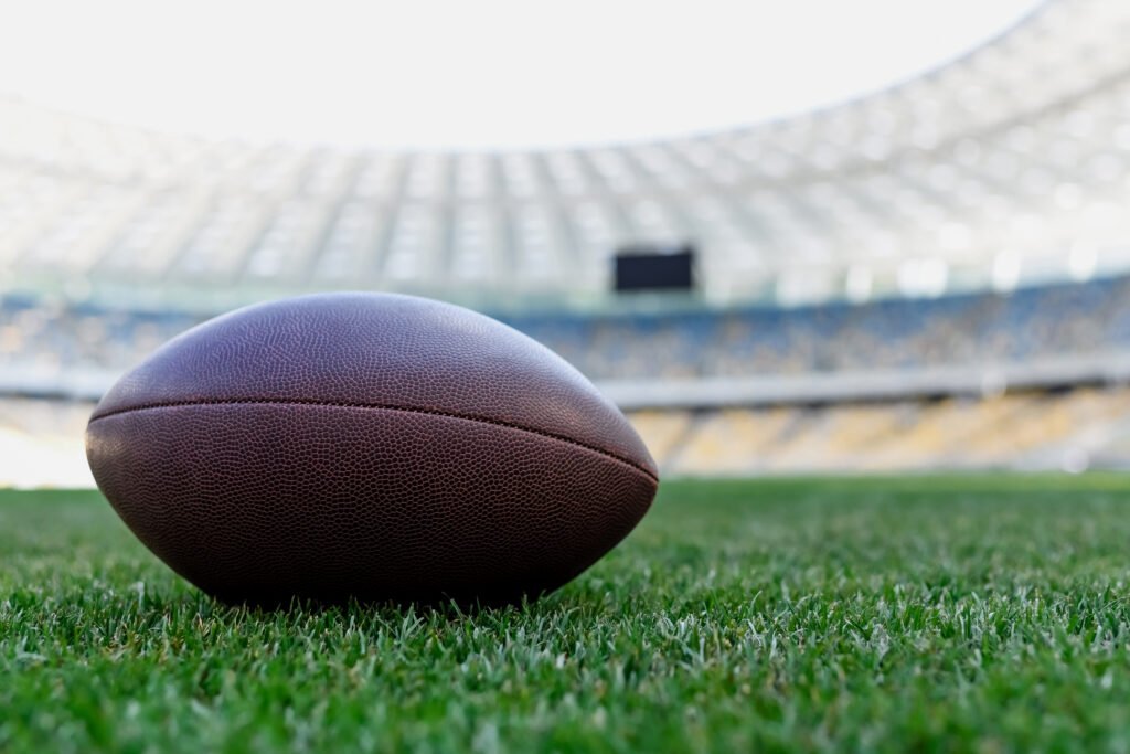 Los Pumas vs Sudáfrica: pelota de rugby sobre el césped de un estadio