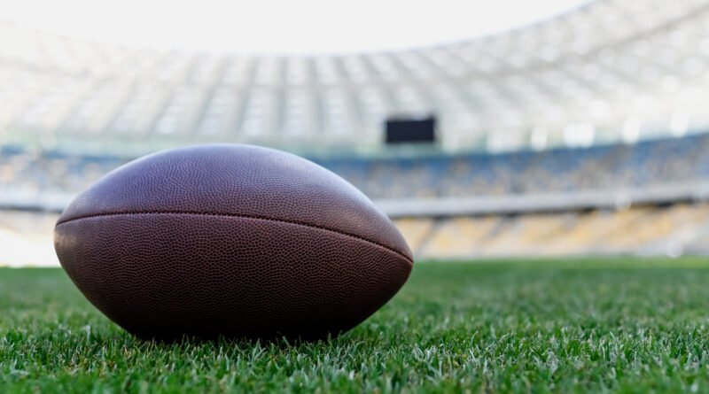 Los Pumas vs Sudáfrica: pelota de rugby sobre el césped de un estadio