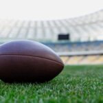 Los Pumas: pelota de rugby sobre el césped de un estadio