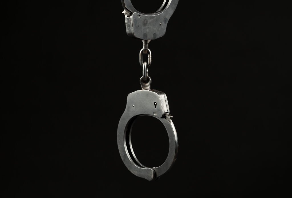 Lucha contra el narcotráfico: esposas policiales sobre fondo oscuro