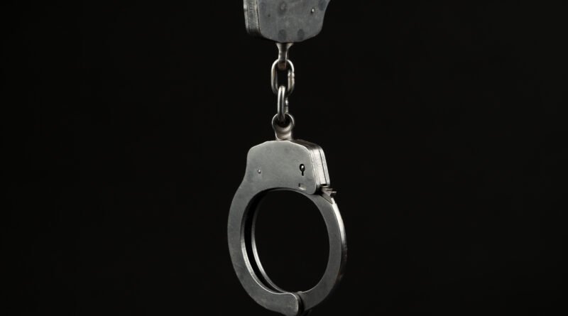 Lucha contra el narcotráfico: esposas policiales sobre fondo oscuro