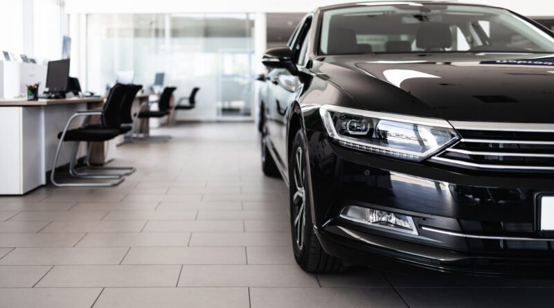 Lynk & Co: salón de exposición de autos moderno