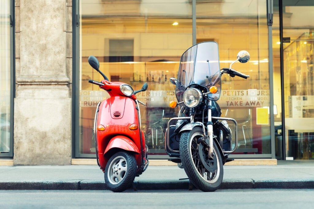 Malaguti en Argentina: motos estacionadas en una calle de estética italiana