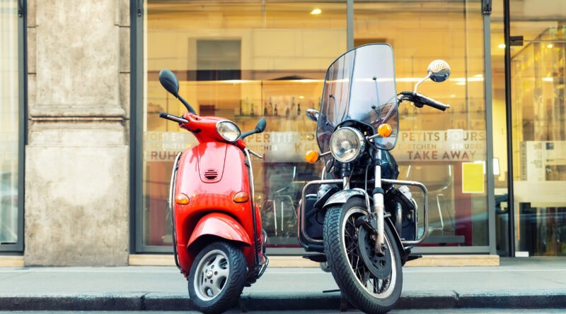 Malaguti en Argentina: motos estacionadas en una calle de estética italiana