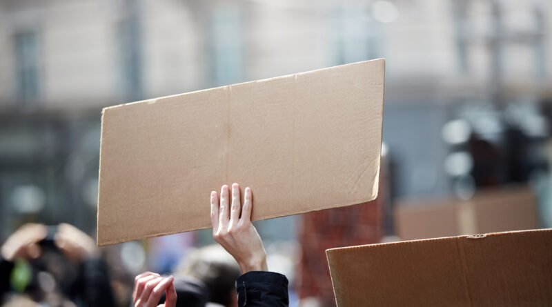 Marcha de San Cayetano: manifestantes con carteles en la calle