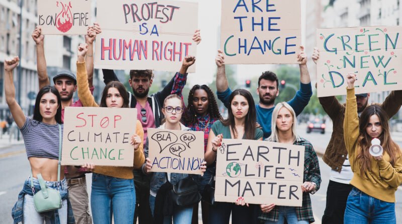 marcha por la ciencia: manifestantes con pancartas en una movilización