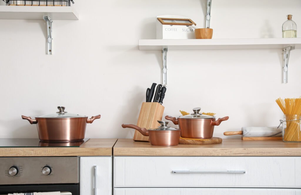 MasterChef Celebrity: ollas de cobre y cuchillos en una mesada de cocina