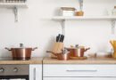 MasterChef Celebrity: ollas de cobre y cuchillos en una mesada de cocina