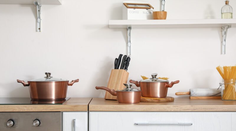MasterChef Celebrity: ollas de cobre y cuchillos en una mesada de cocina