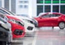 Mercado de autos: hilera de vehículos 0km nuevos listos para la venta