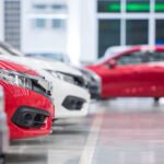Mercado de autos: hilera de vehículos 0km nuevos listos para la venta