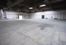 Mercado laboral: nave industrial con maquinaria y actividad reducida