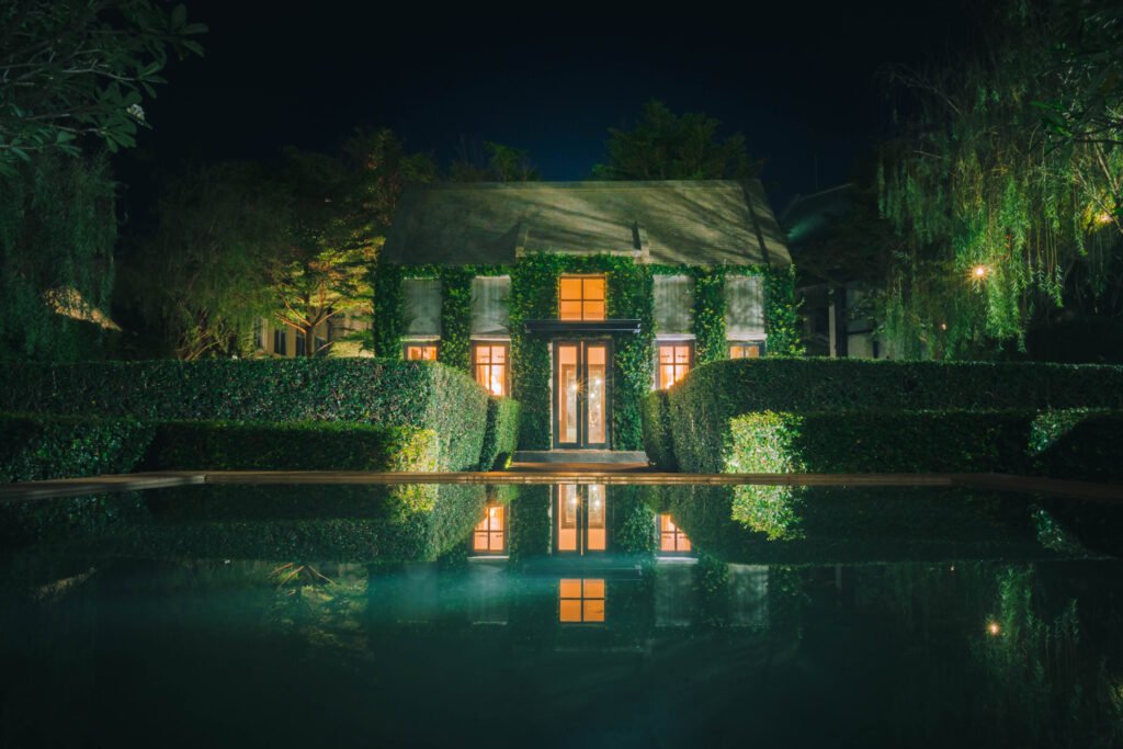 Milei en Olivos: residencia presidencial iluminada de noche