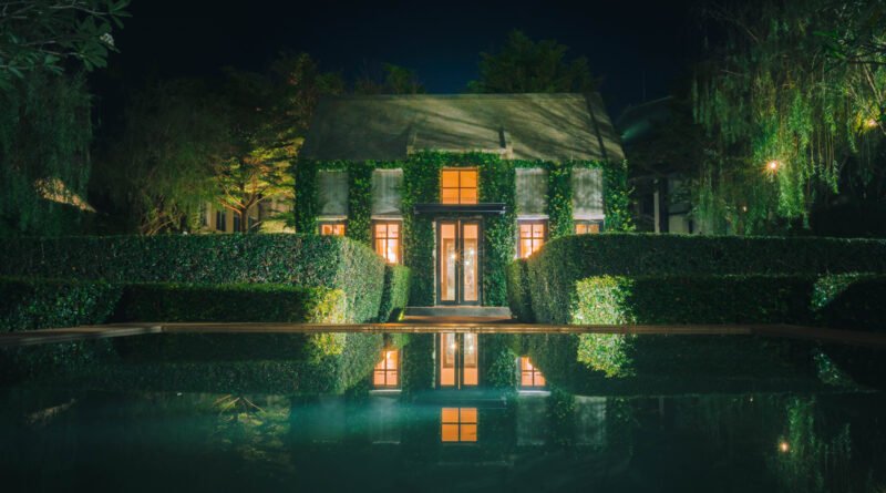 Milei en Olivos: residencia presidencial iluminada de noche