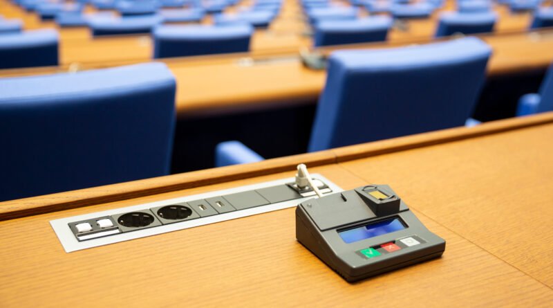 Milei y los gobernadores: interior de un recinto parlamentario vacío