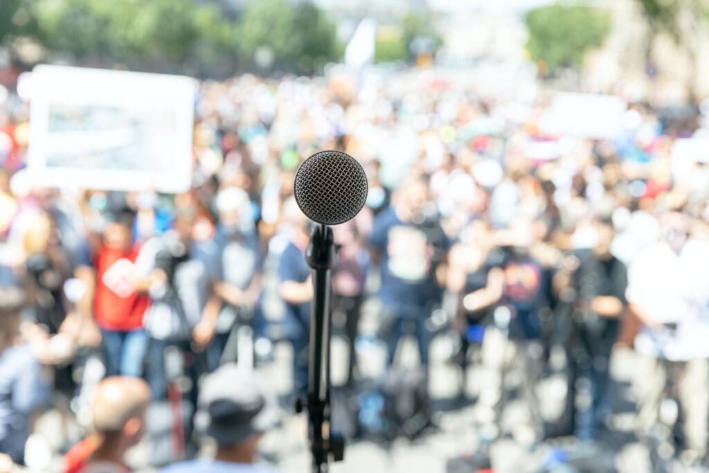 Milei reelección: micrófono en un acto político
