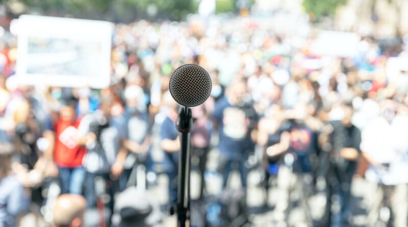Milei reelección: micrófono en un acto político