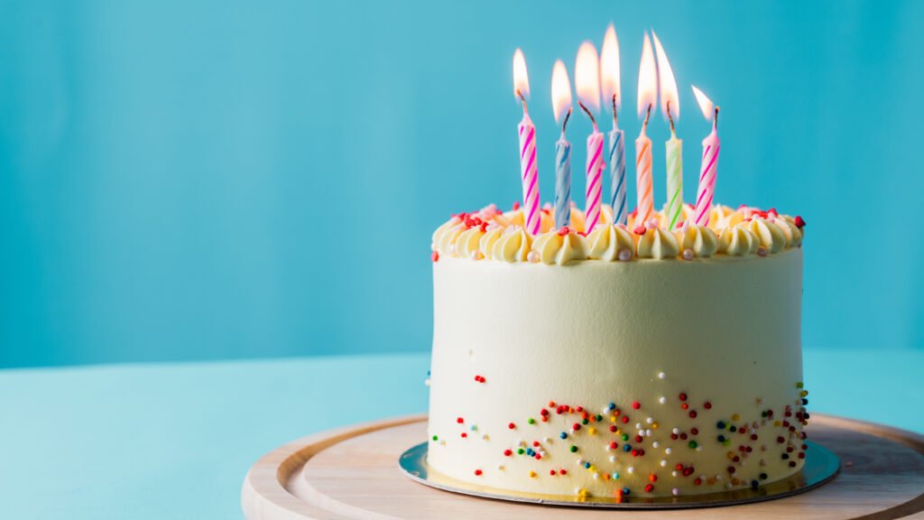 cumpleaños de Mirtha Legrand: torta de cumpleaños con velas encendidas